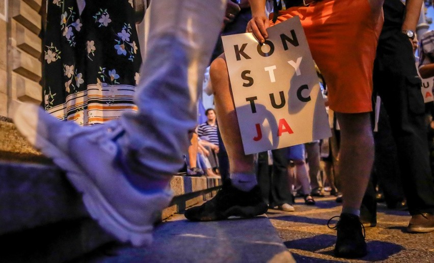 Protest przed sądem okręgowym w Gdańsku 25.07.2018.  „Wolne sądy, wolne wybory, wolna Polska”