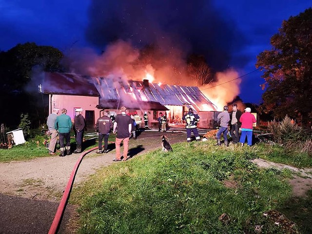 Ogień zajął budynek gospodarczy trawiąc go doszczętnie, pożar przeniósł się także na dach domu. Walka z żywiołem trwała osiem godzin. Potrzebna pomoc.