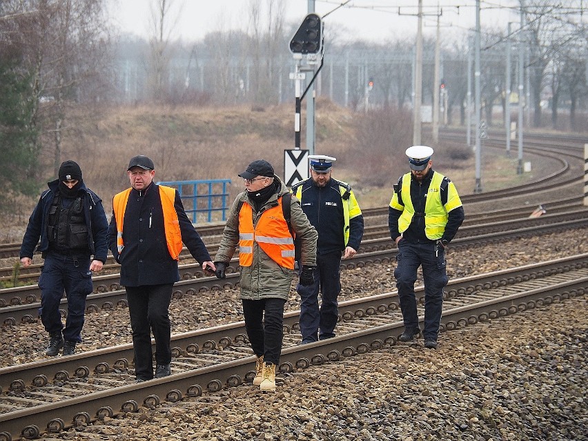 Jak udało nam się ustalić, osoby idące dziką ścieżką mają...