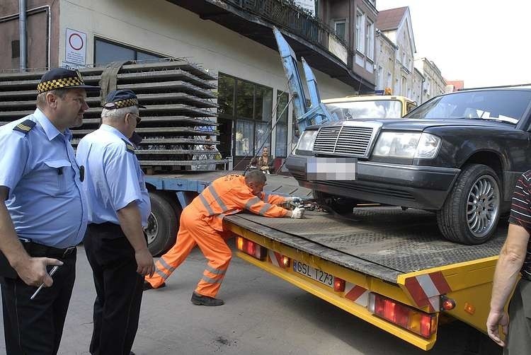 Mercedes na cztery godziny zablokowal ruch w Slupsku. (Fot....