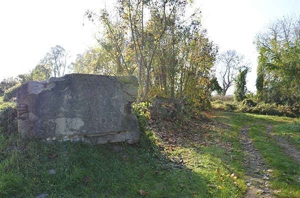 Oto żelbetonowe bloki, które od lat szpecą centralną część Starego Miasta w Kostrzynie. Czy znajdzie się osoba, która wymyśli, jak można je zagospodarować?