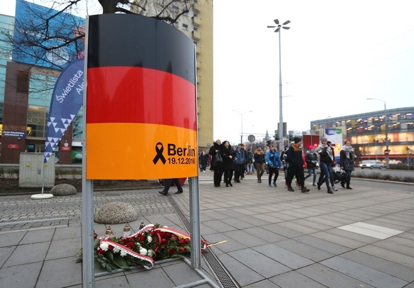 W geście solidarności z Berlinem złożyli kwiaty i zapalili znicze przy tablicy na Alei Kwiatowej