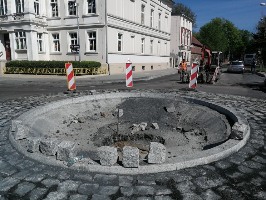 Trwa budowa ronda w Świebodzinie i są utrudnienia w ruchu