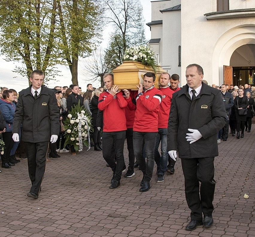 Klucze. Tragicznie zmarłego młodego piłkarza Grzegorza Śliwkę przyszły pożegnać tłumy  