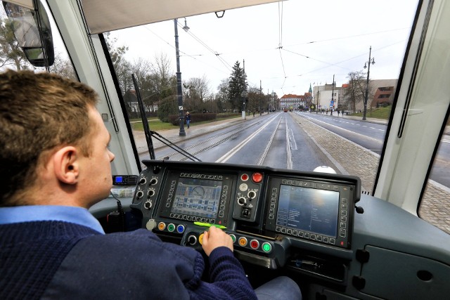 Z powodu pandemii oraz sporej ilości pytań, Miejski Zakład Komunikacji w Toruniu przesunął terminy składania ofert w trzech znaczących przetargach.Nadal nie wiemy czy i kto dostarczy do Torunia pierwsze autobusy elektryczne z zapleczem do ich ładowania. To samo dotyczy pięciu niskopodłogowych tramwajów oraz ośmiu nowych autobusów napędzanych olejem. MZK przesunął termin składania ofert, na propozycje w przetargach autobusowych czeka do 14, natomiast w przetargu tramwajowym do 7 maja.CZYTAJ DALEJ >>>>>Zobacz także: WAŻNE. ZUS od poniedziałku 4 maja otwarty dla klientów!Komisje obwodowe w Toruniu – nie wszystkie udało się powołać