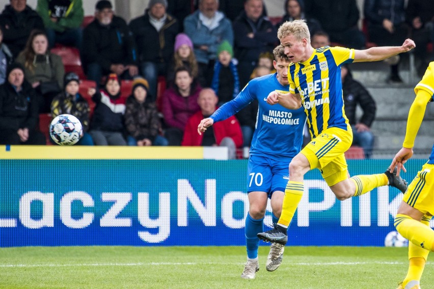 Fortuna 1. Liga. Arka Gdynia pozostaje na zwycięskiej ścieżce! Triumf żółto-niebieskich w Niepołomicach