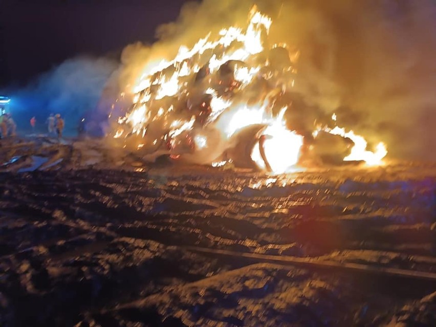 Pożar 700 balotów na polu w miejscowości Chebdzie w powiecie...