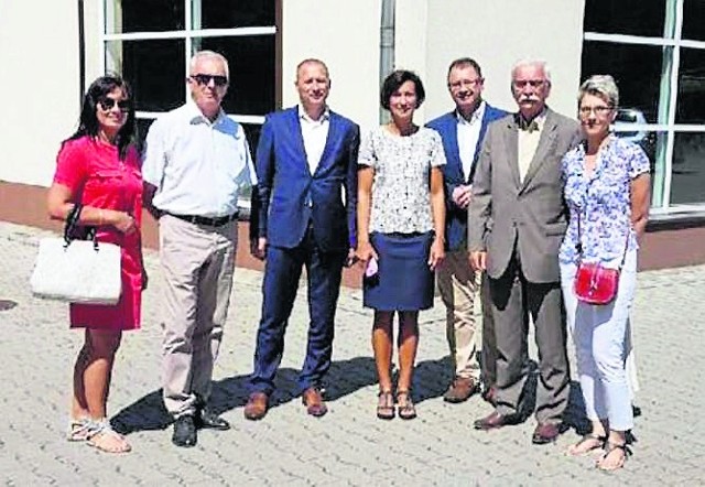 Przedstawiciele szydłowieckich władz oraz komitetu społecznego przed basenem w Proszówkach koło Bochni.