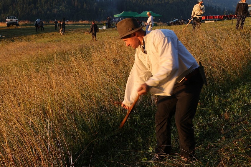 Ręczne koszenie łąk w Słowackim Raju