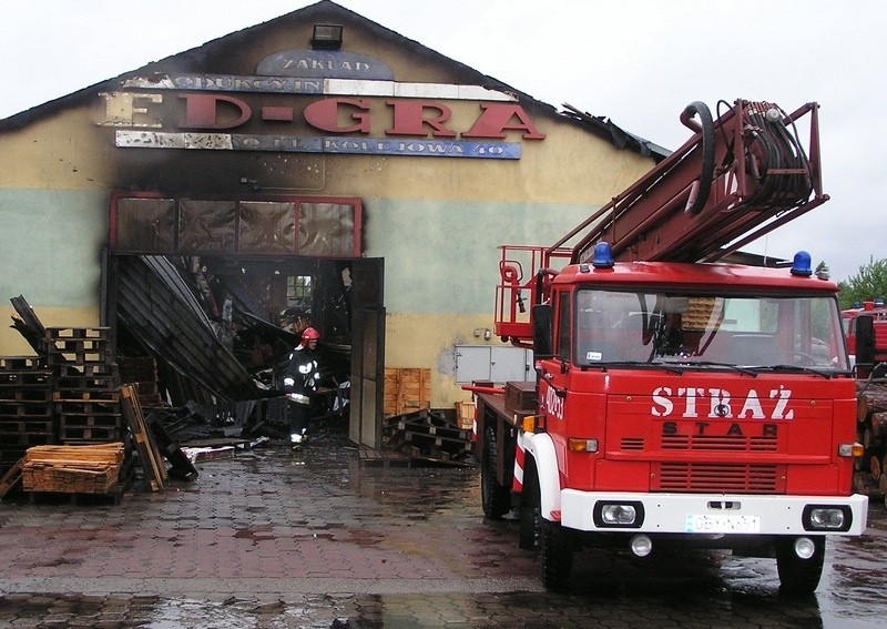 Pożar zakładu drzewnego w Miastku gasiło kilka jednostek....