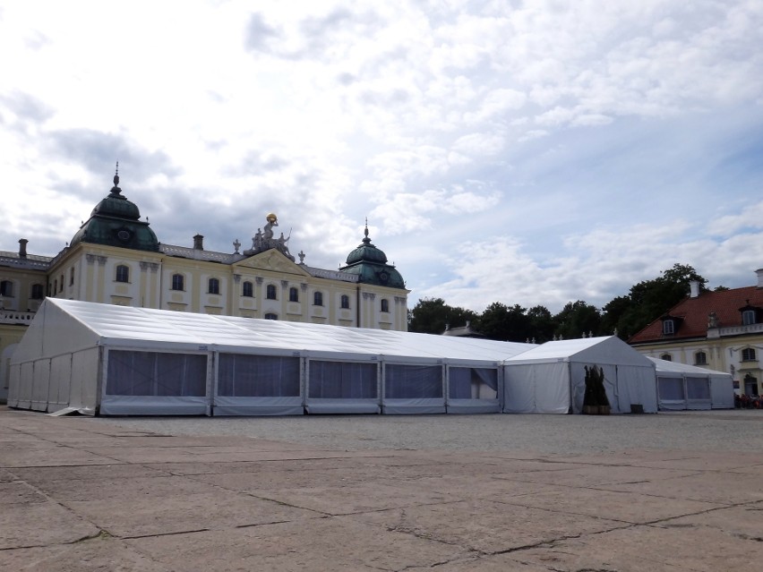 Namiot przed Pałacem Branickich w Białymstoku