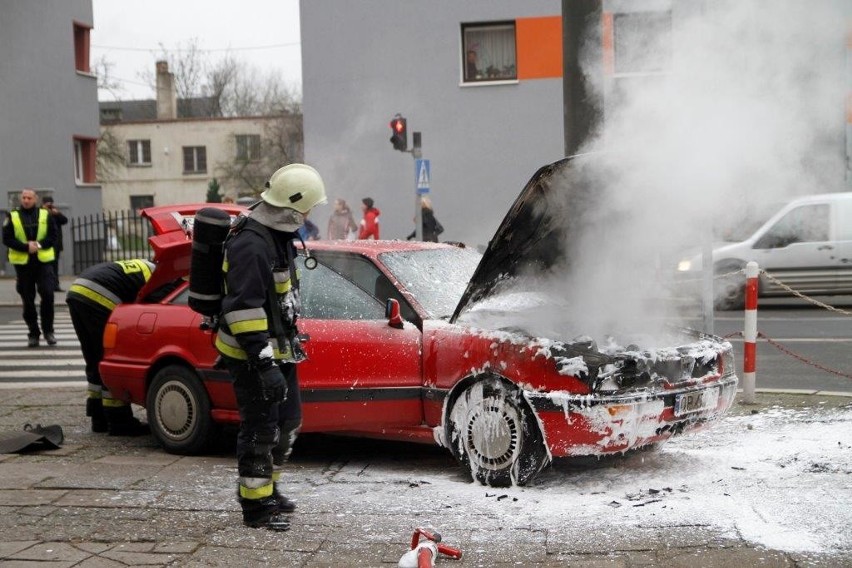 Audi 80 płonęło na skrzyżowaniu 1 Maja i plebiscytowej.