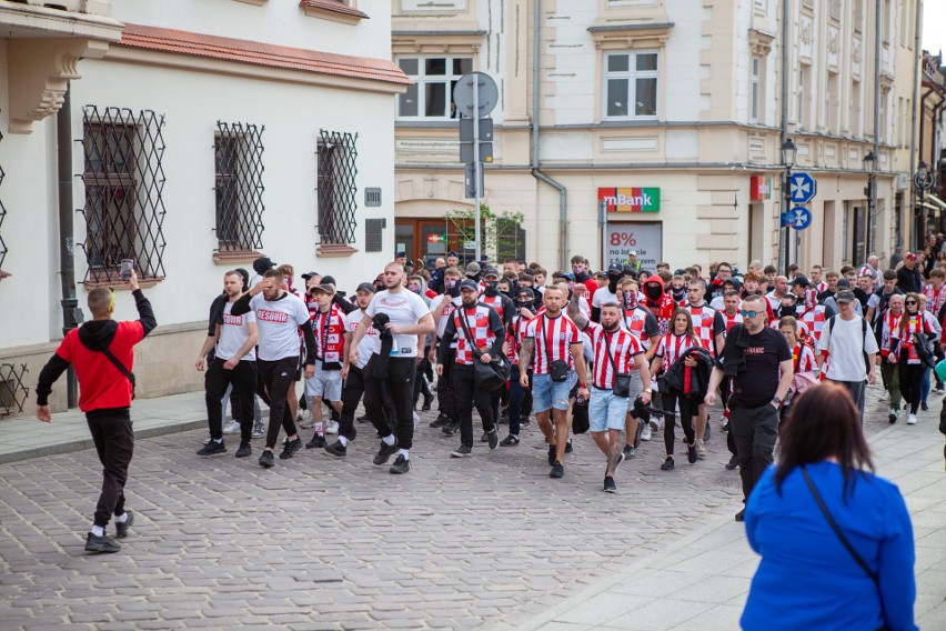 Marsz kibiców Resovii ulicami Rzeszowa na stadion [ZDJĘCIA]