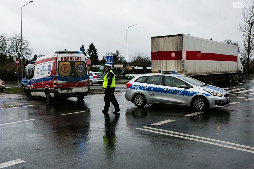 Wypadek na ul. 26 kwietnia. Ciężarówka potrąciła pieszą. Kobieta zmarła w szpitalu [ZDJĘCIA]