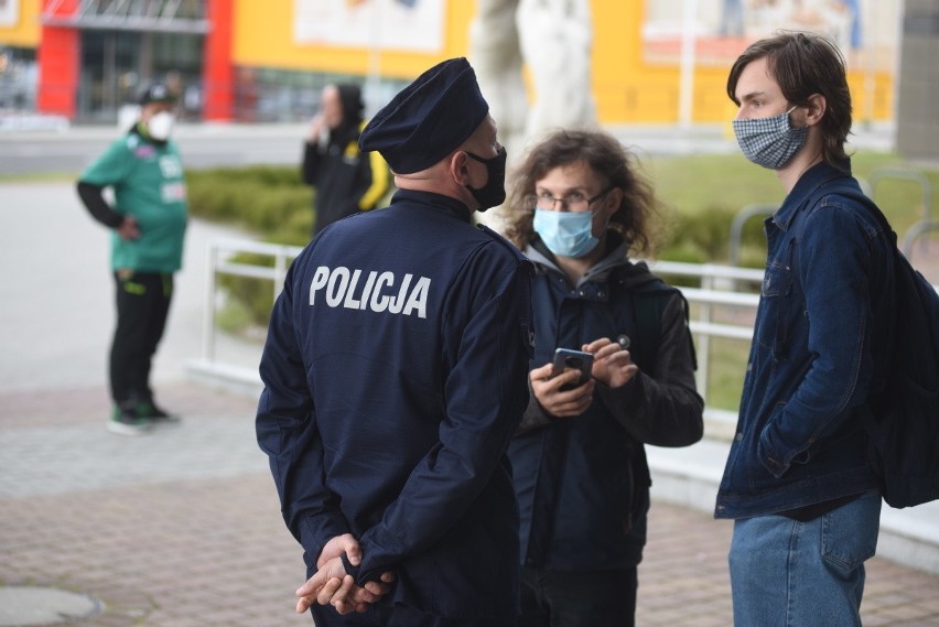 Policjanci pilnowali, żeby nie doszło do nielegalnego...