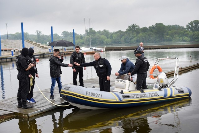 Trwają poszukiwania Mariusza Wapińskiego z Torunia, który 31 lipca wyszedł z domu i nie wrócił. Do sprawy dochodzą wciąż nowe fakty. Na liście zaginionych i poszukiwanych torunian pozostają wciąż Remigiusz Baczyński i Marcin Tchorzewski "Czteras".WIĘCEJ NA KOLEJNYCH STRONACH>>>