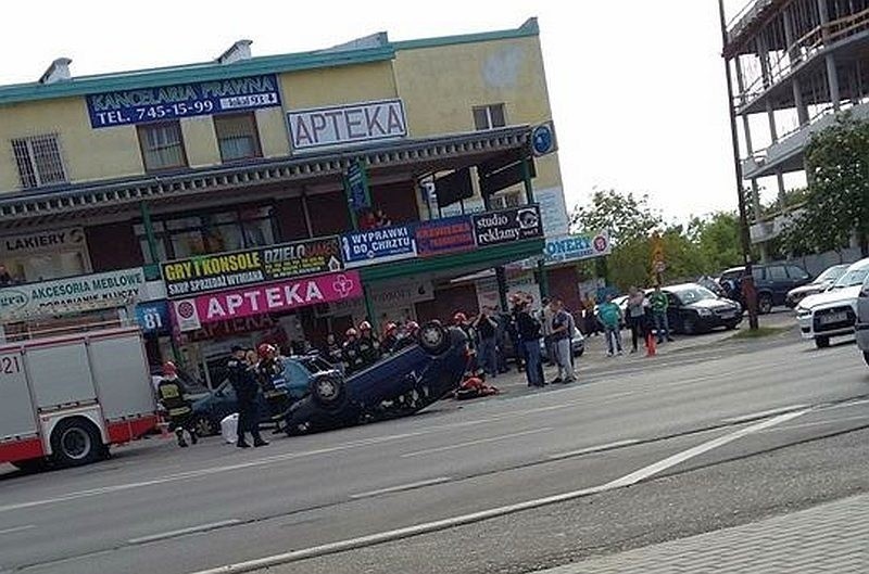 Wypadek - dachowanie na ul Wyszyńskiego w Białymstoku