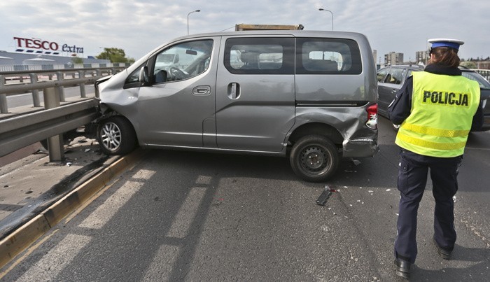 Nissan jechał wiaduktem na al. Zjednoczenia w kierunku ronda...