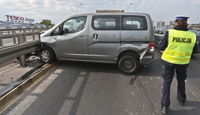 Nissan jechał wiaduktem na al. Zjednoczenia w kierunku ronda PCK. Na drugim pasie jechała ciężarówka. Jej kierowca podczas zmiany pasa ruchu uderzył w bok nissana taranując go. Osobówka z dużą siłą uderzyła w barierkę i stanęła w poprzek drogi.Na miejsce zostało wezwane pogotowie ratunkowe. Kierowca nissana został przewieziony do szpitala.Ciężarówka ma tylko pęknięty klosz od reflektora. Jej kierowca nie powinien jechać przez wiadukt, na którym obowiązuje zakaz wjazdu dla samochodów ciężarowych powyżej 10 ton. Jeżeli zdarzenie zostanie zakwalifikowane jako wypadek to kierowca straci prawo jazdy, a sprawa trafi do sądu. W przypadku kolizji dostanie mandat w wysokości 950 zł oraz 11 punktów karnych.Przeczytaj też:   Kobieta kierująca peugeotem wypadła z drogi i rozbiła betonowy płot w Zielonej Górze [ZDJĘCIA]