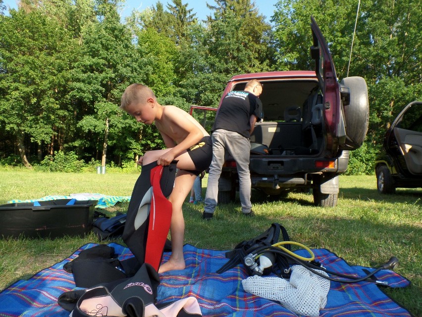 Nurkowie czyszczą kąpielisko w parku Trendla.