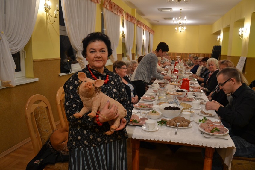 Gospodynie z KGW w Jankowicach próbowały wyrobów ze świniobicia ZDJĘCIA