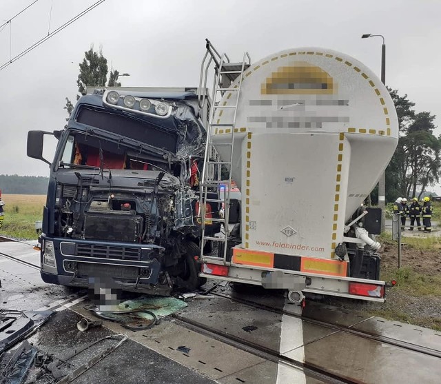W poniedziałek tuż po godzinie 9 na przejeździe kolejowym w powiecie obornickim, w miejscowości Tarnowo doszło do zderzenia dwóch samochodów ciężarowych.Przejdź do następnego zdjęcia ------>
