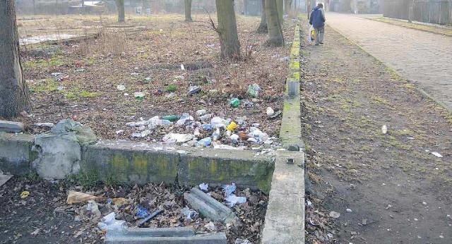 Na terenie między ulicą Jugosłowiańską a halą sportową panuje wielki nieporządek. Jest mnóstwo butelek po alkoholu.