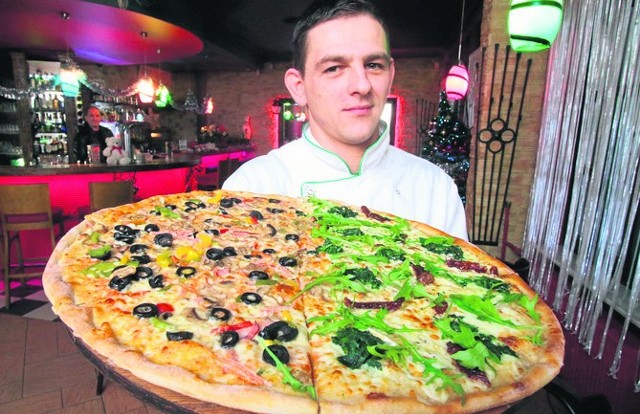 Mocnym punktem Pizzeri Apetito i klubu Rabarbaru jest pizza . Pizzę włoską prezentuje kucharz Daniel Zarębski.