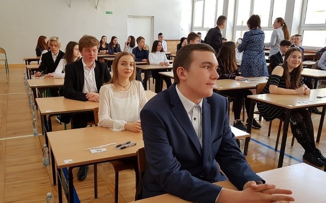 Uczniowie staszowskiej Szkoły Podstawowej numer 2 tuż przed rozpoczęciem egzaminu.