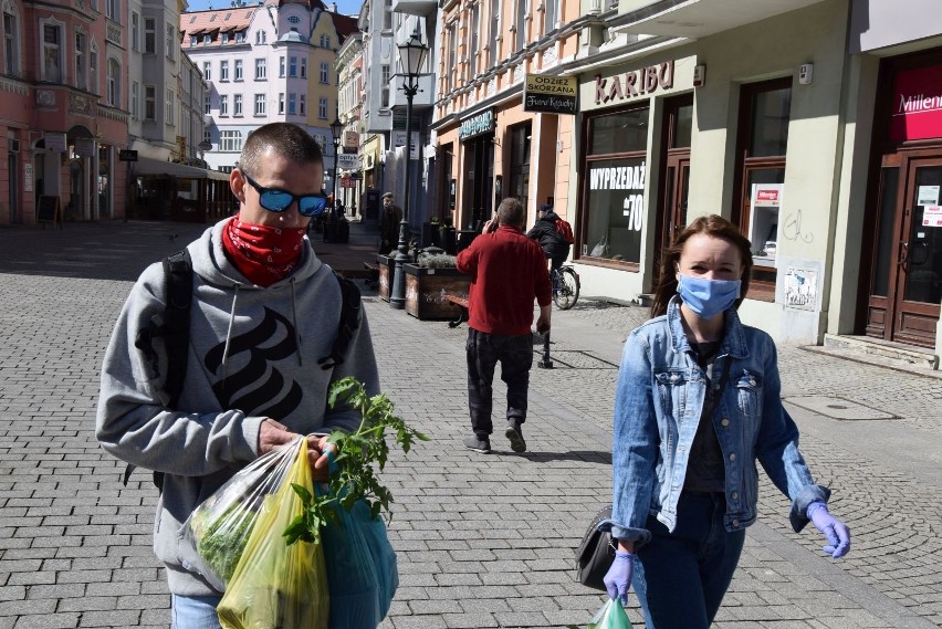 Maseczki obowiązkowo nosimy od 16 kwietnia. Jak widzimy na...