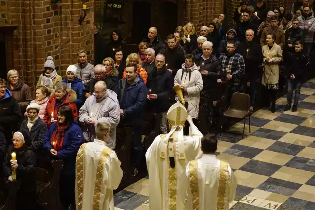 Liturgię Nocy Paschalnej w katedrze poznańskiej odprawił abp Stanisław Gądecki.