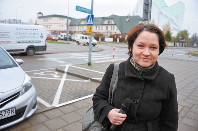 Katarzyna Nazarko jest pielęgniarką w pobliskiej poradni rodzinnej. - To miejsce parkingowe to nie jest żadne udogodnienie, ale bariera. Ale tak to się właśnie w Polsce buduje - mówi. 
