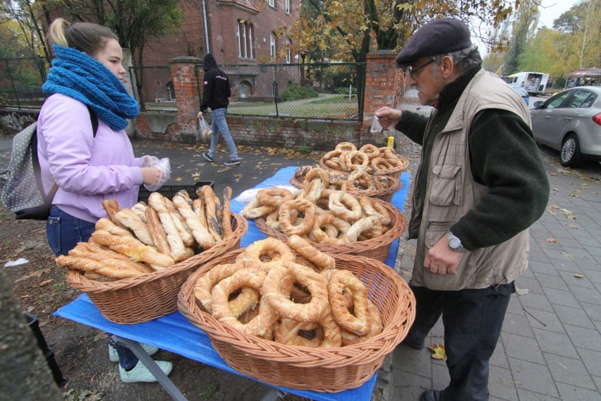 Wciąż bardzo duży ruch przy wrocławskich cmentarzach [ZDJĘCIA]