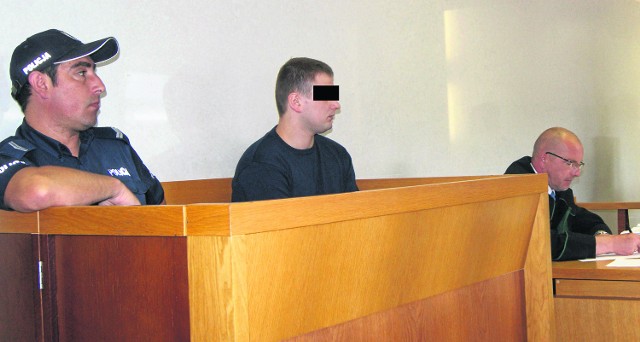 Kamil S. został doprowadzony do sądu w Nowym Targu przez uzbrojonych policjantów. Na rękach miał założone kajdanki. Sąd uznał, że wróci za kratki na kolejne trzy miesiące.