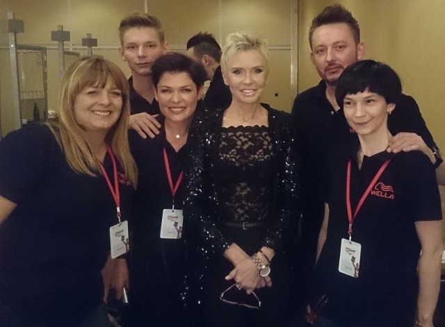 Radomska ekipa pracująca podczas gali Telekamer z aktorką Ewą Błaszczyk, od lewej: Dorota Grabowska, Arkadiusz Piątek, Ania - stylistka Welli, Ewa Błaszczyk, Krzysztof Piątek, Anna Walkiewicz oraz w tle David Ilkov.