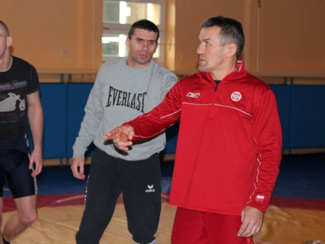 Włodzimierz Zawadzki (na pierwszym planie) nie jest już trenerem zapaśniczej reprezentacji Polski juniorów.