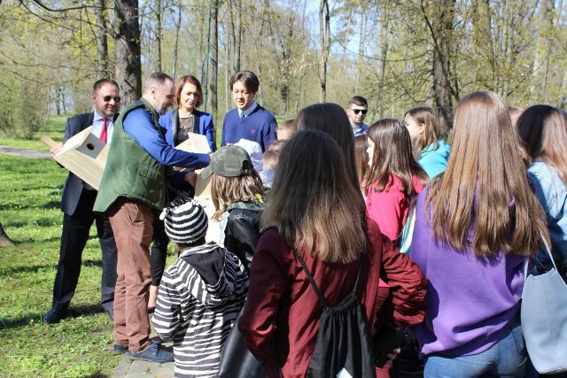 Wspólne przygotowania do wieszania budek lęgowych.