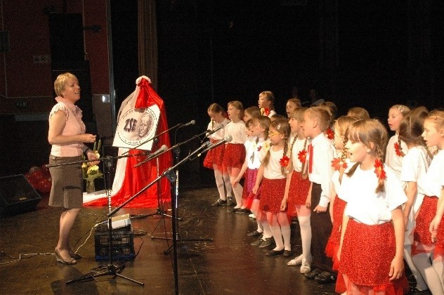 - Pójdziemy z okopów na bagnety - śpiewają dzieci z zespołu Fala z SP 12 w Głogowie.