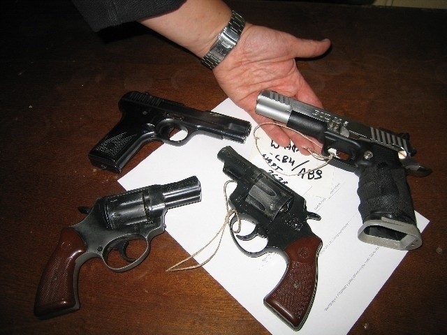 Te rewolwery i pistolety trafiły do policyjnego depozytu.