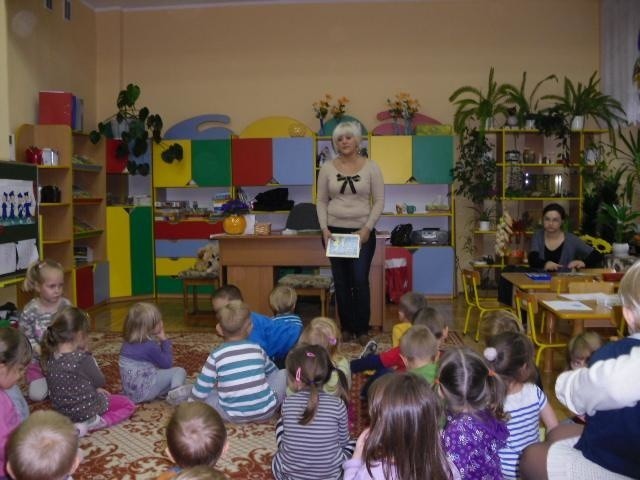 W filii biblioteki numer 1 zorganizowano spotkanie z dziećmi z przedszkola numer 2 w Kozienicach.
