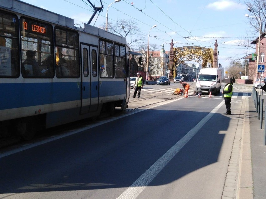 Naprawa torowiska przy moście Zwierzynieckim. Trzeba zachować ostrożność