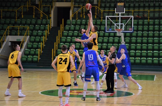 W meczu II ligi koszykówki drużyny KSK Noteć Inowrocław (niebieskie stroje) przegrała na własnym parkiecie mecz z Treflem II Sopot 86 do 89