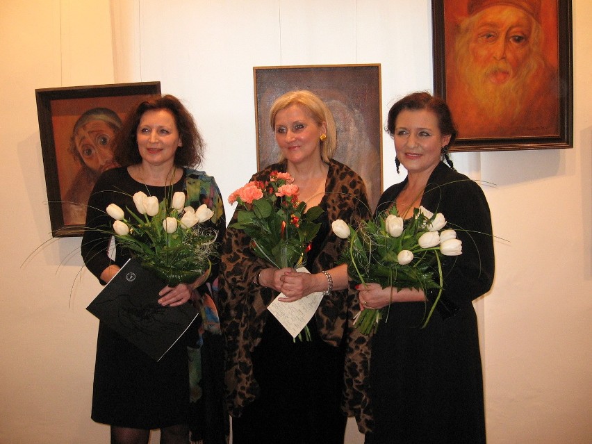 Elżbieta Raczkowska, kurator wystawy ( w środku), Łucja...