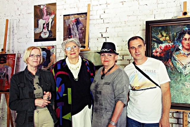 Od lewej: Maria Antoniak z Legnicy, Halina Maszkiewicz z Zielonej Góry, Maria Idzikowska (organizatorka pleneru) z Zielonej Góry oraz Jarosław Skorulski prezes stowarzyszenia Nasze Zatonie.