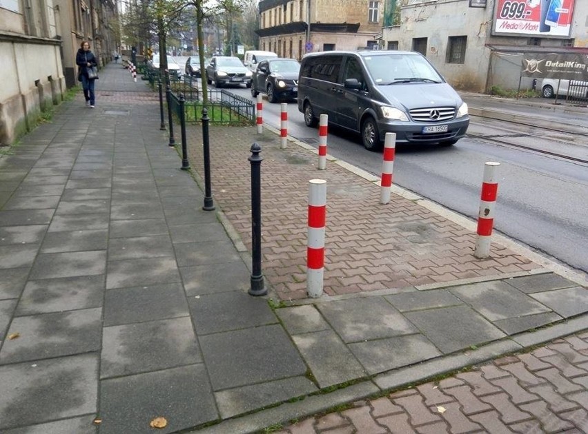 Kraków. Absurdy drogowe w strefie parkowania, stojaki rowerowe pomiędzy słupkami