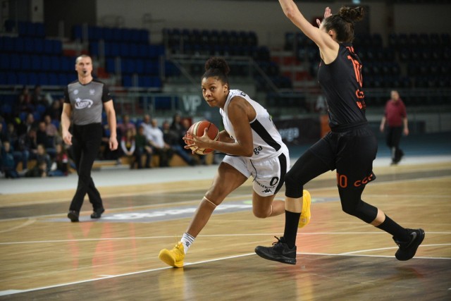 Na jedną kolejkę przed końcem rundy zasadniczej Energa Basket Ligi Kobiet sytuacja Energi Toruń zrobiła się bardzo trudna. W niedzielny wieczór Katarzynki przegrały 74:85 z CCC Polkowice. Nasz zespół jest na ostatnim miejscu w tabeli.Energa Toruń - CCC Polkowice 74:85 (13:24, 16:15, 26:18, 19:28)Energa: Scekić 22 (5), Davenport 16 (2), Williams 14, Dedić 3, Podkańska 2 oraz Tłumak 8, Grigoriewa 6 (1), Wieczyńska 3, Ubraniak 0, Dobrowolska 0