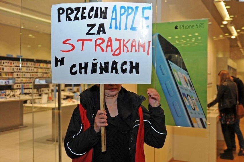 Protest przeciwko wyzyskowi pod sklepem Apple w Poznaniu [ZDJĘCIA]