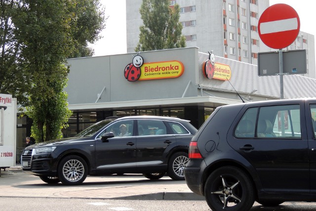 Sieć sklepów Biedronka planuje wprowadzić opłaty za parkowanie przed sklepami w całej Polsce. Ma to jednak dotyczyć tylko tych sklepów, przed którymi którymi brakuje miejsc parkingowych.