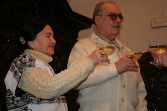 Toast z okazji swojego jubileuszu pożycia małżeńskiego wznieśli Regina i Grzegorz Gryszan z Chełmna