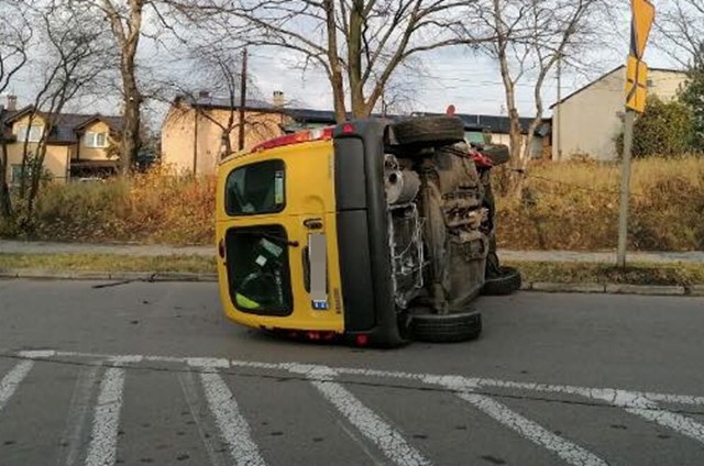 Na skrzyżowaniu zderzyły się dwa samochody